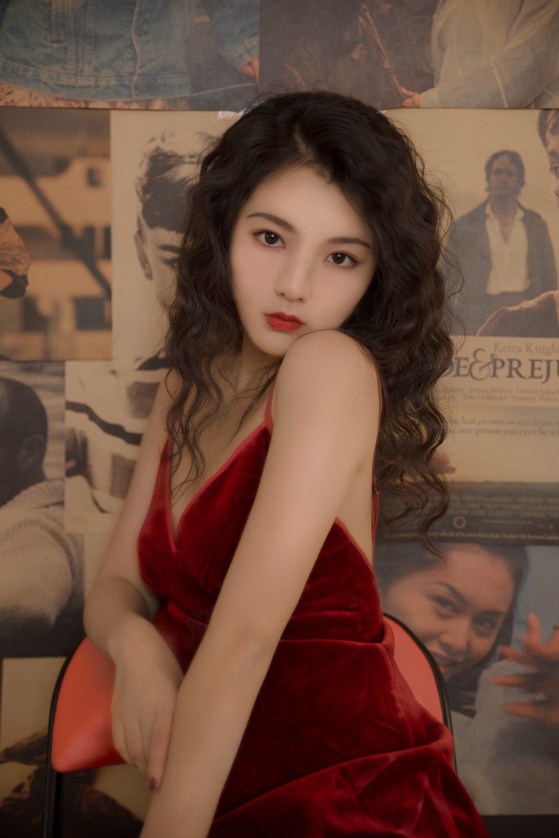 性感美少女吊带红裙室内个人写真  第5张