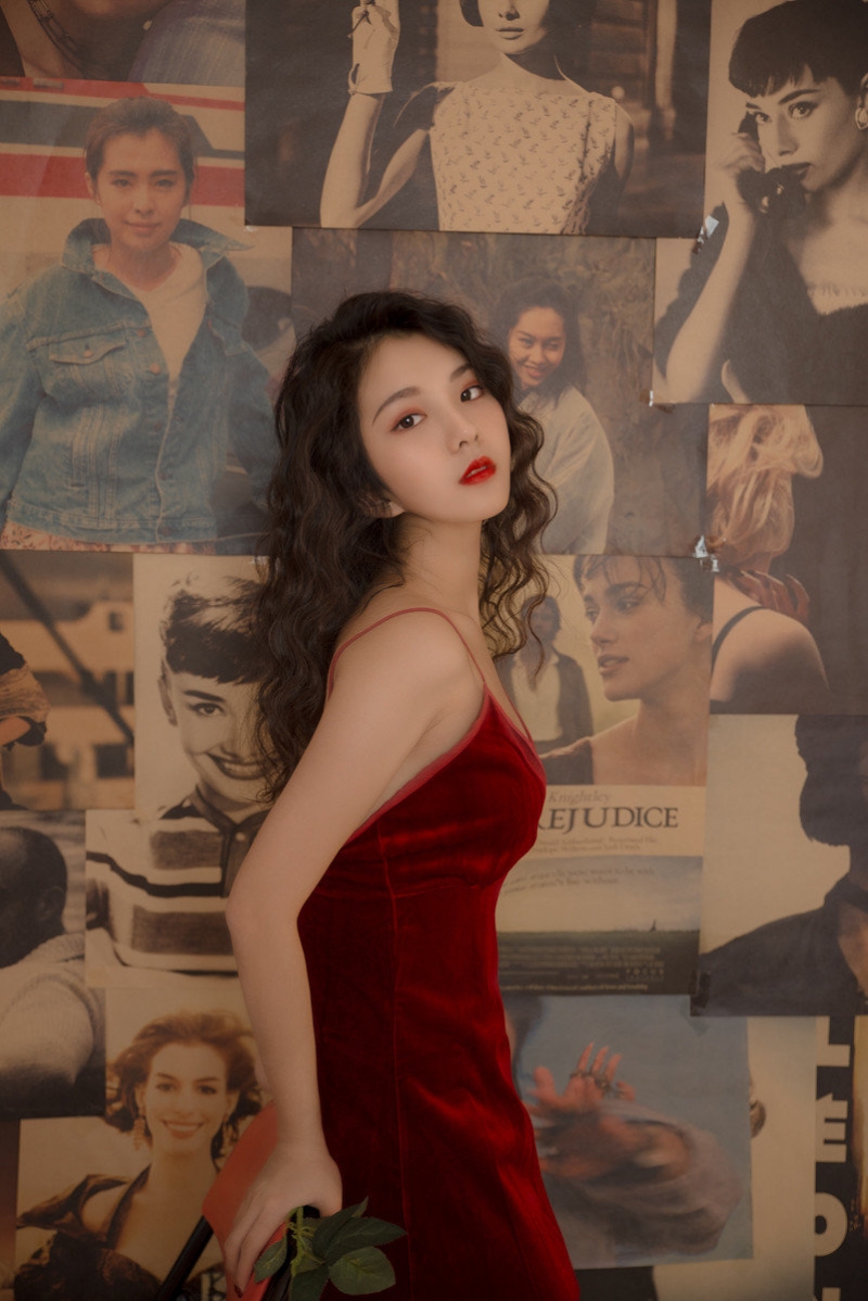 性感美少女吊带红裙室内个人写真  第8张