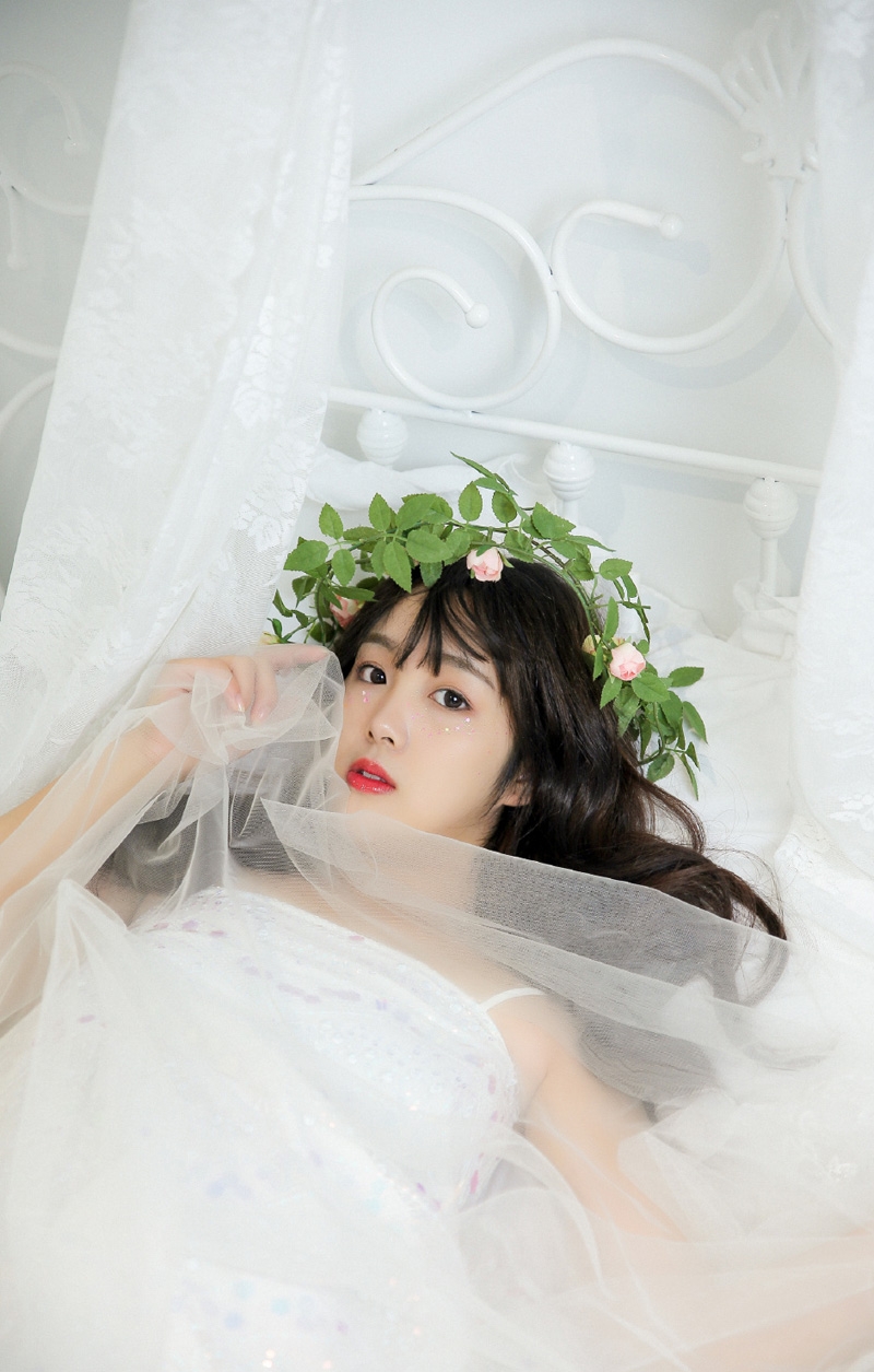 卷发美女红唇雪肤室内个人写真  第1张