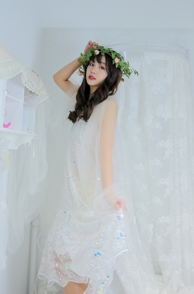 卷发美女红唇雪肤室内个人写真  第2张