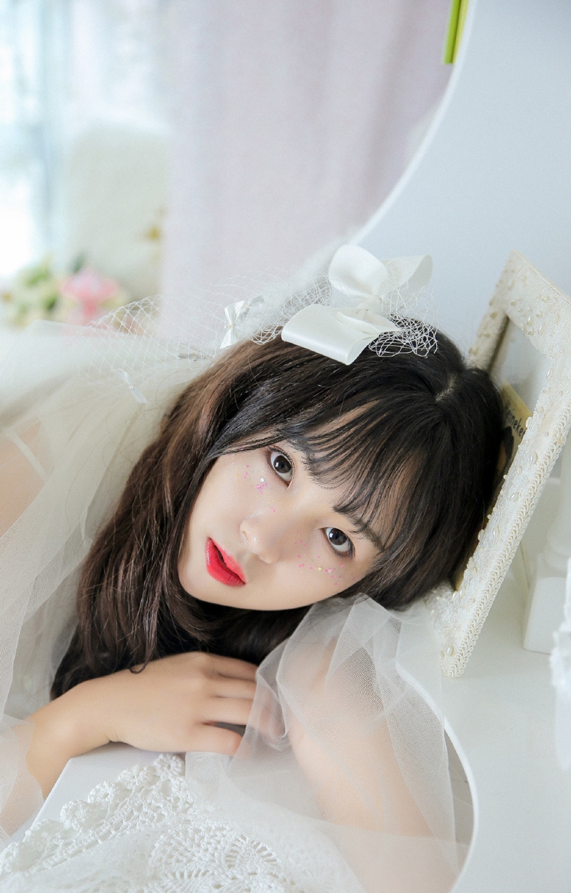 卷发美女红唇雪肤室内个人写真  第3张