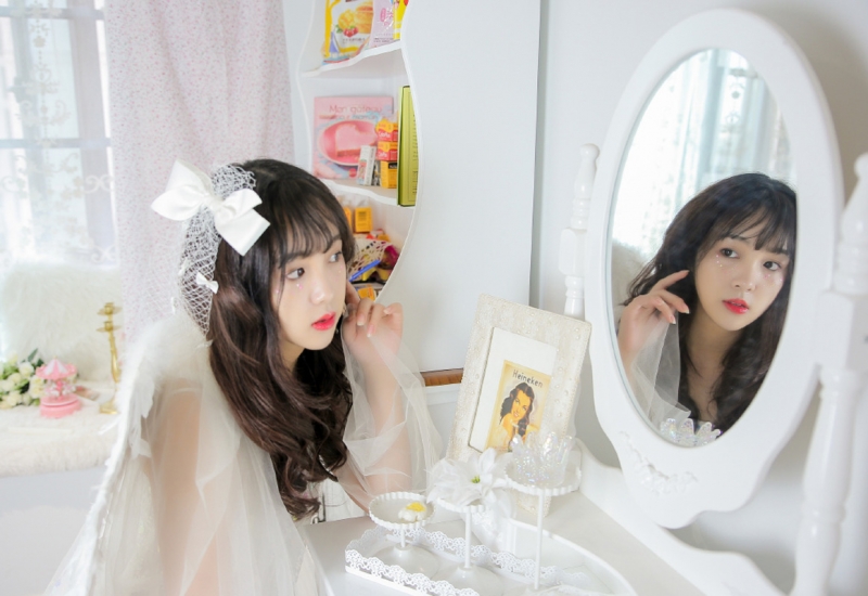 卷发美女红唇雪肤室内个人写真  第4张