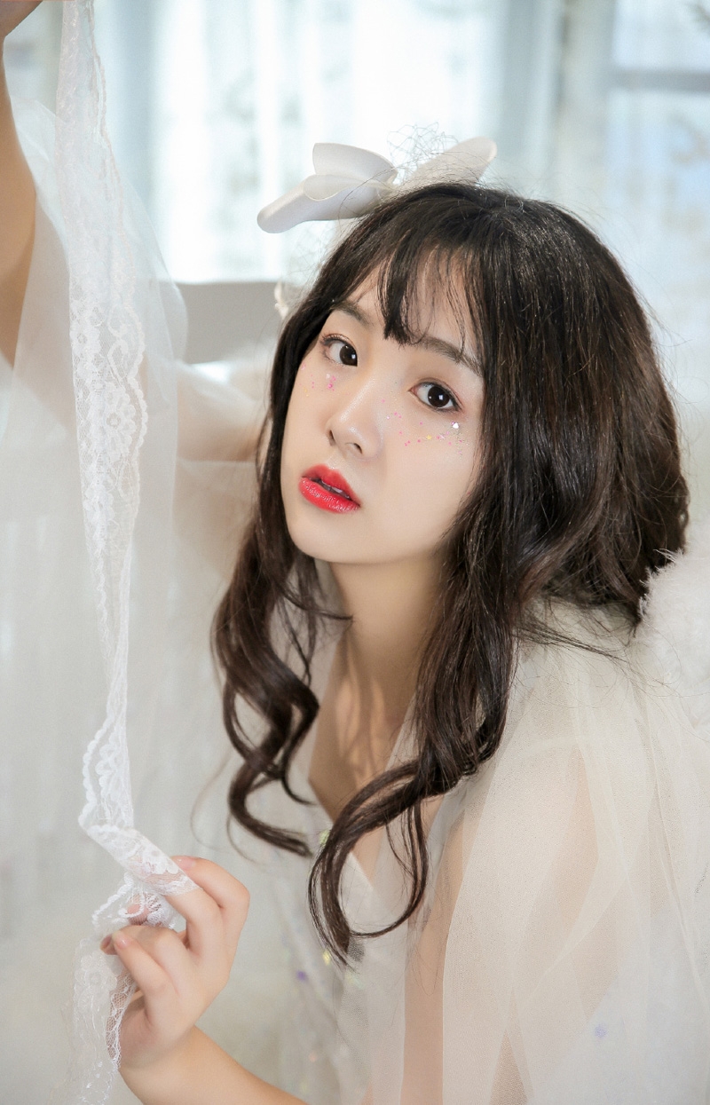 卷发美女红唇雪肤室内个人写真  第5张