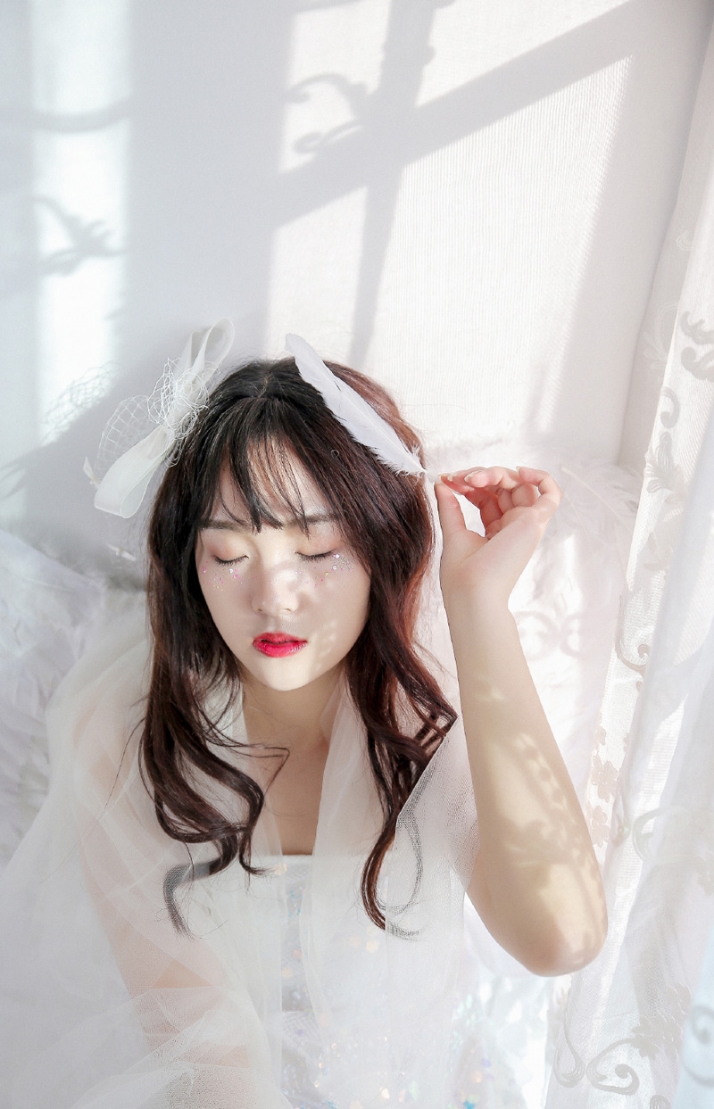 卷发美女红唇雪肤室内个人写真  第6张