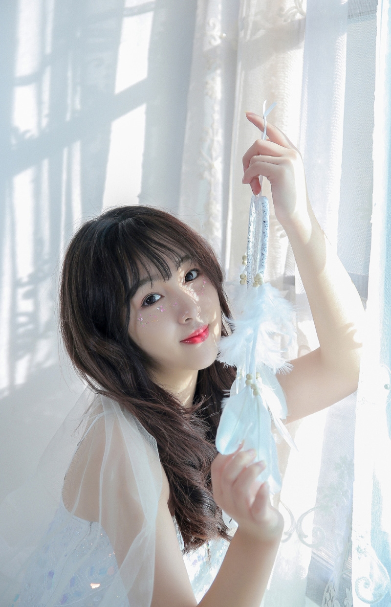 卷发美女红唇雪肤室内个人写真  第7张
