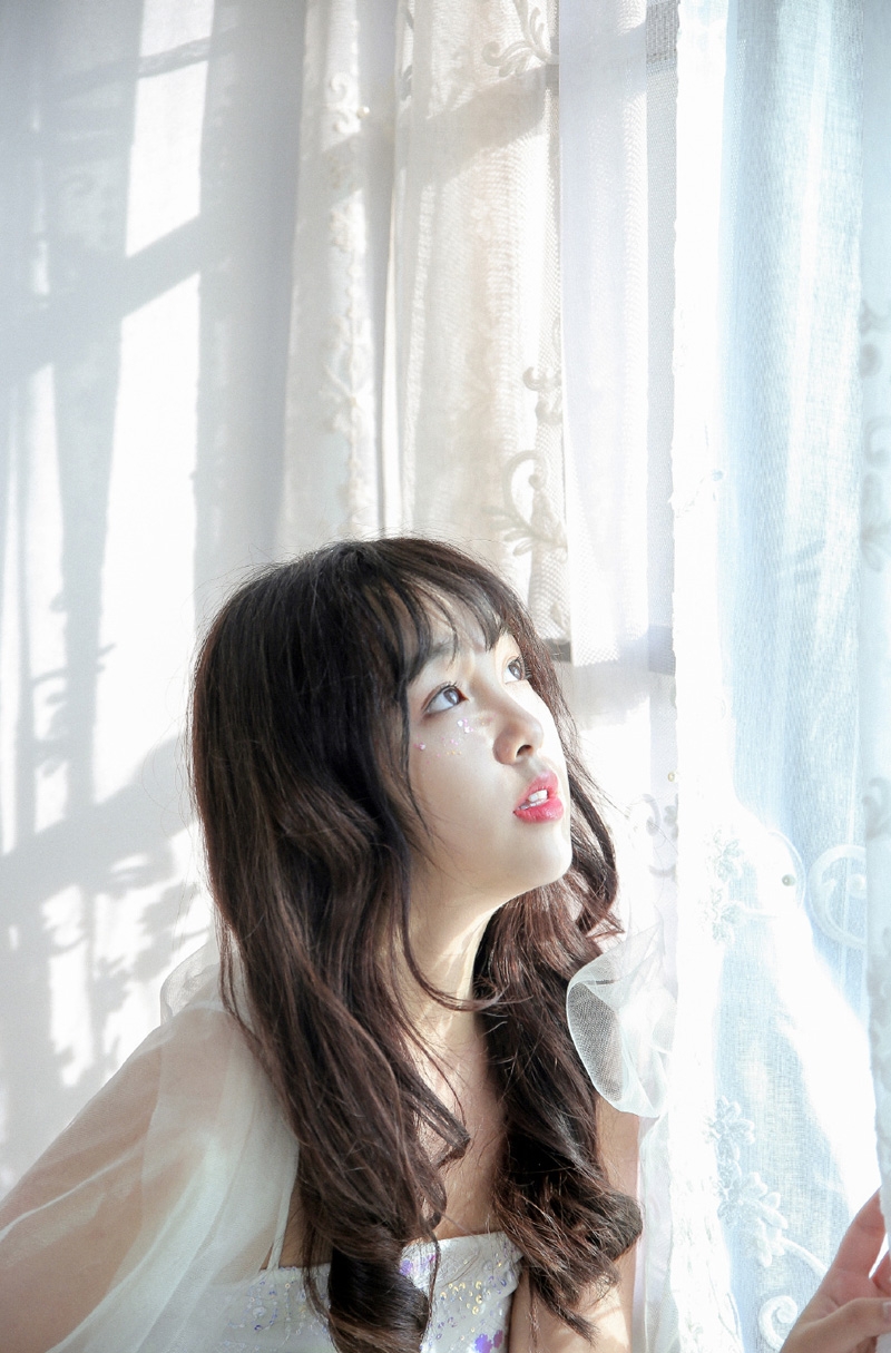 卷发美女红唇雪肤室内个人写真  第8张