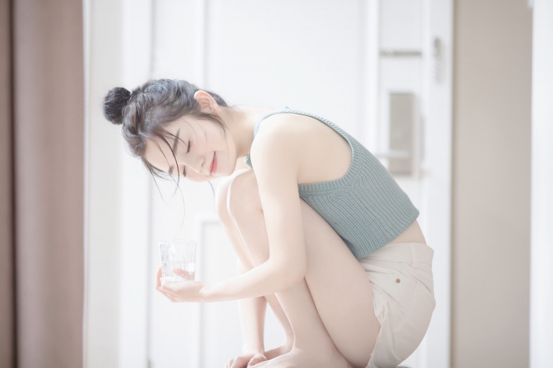 丸子头美女光滑牛奶肌私房写真  第2张