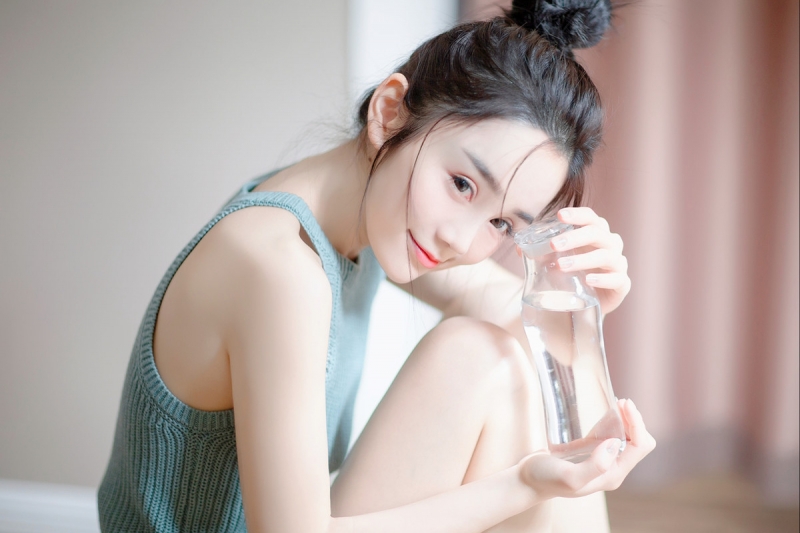 丸子头美女光滑牛奶肌私房写真  第3张