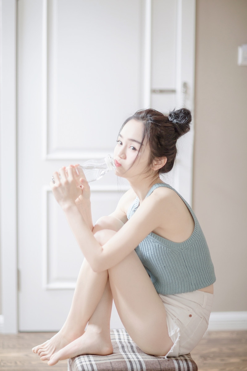 丸子头美女光滑牛奶肌私房写真  第4张
