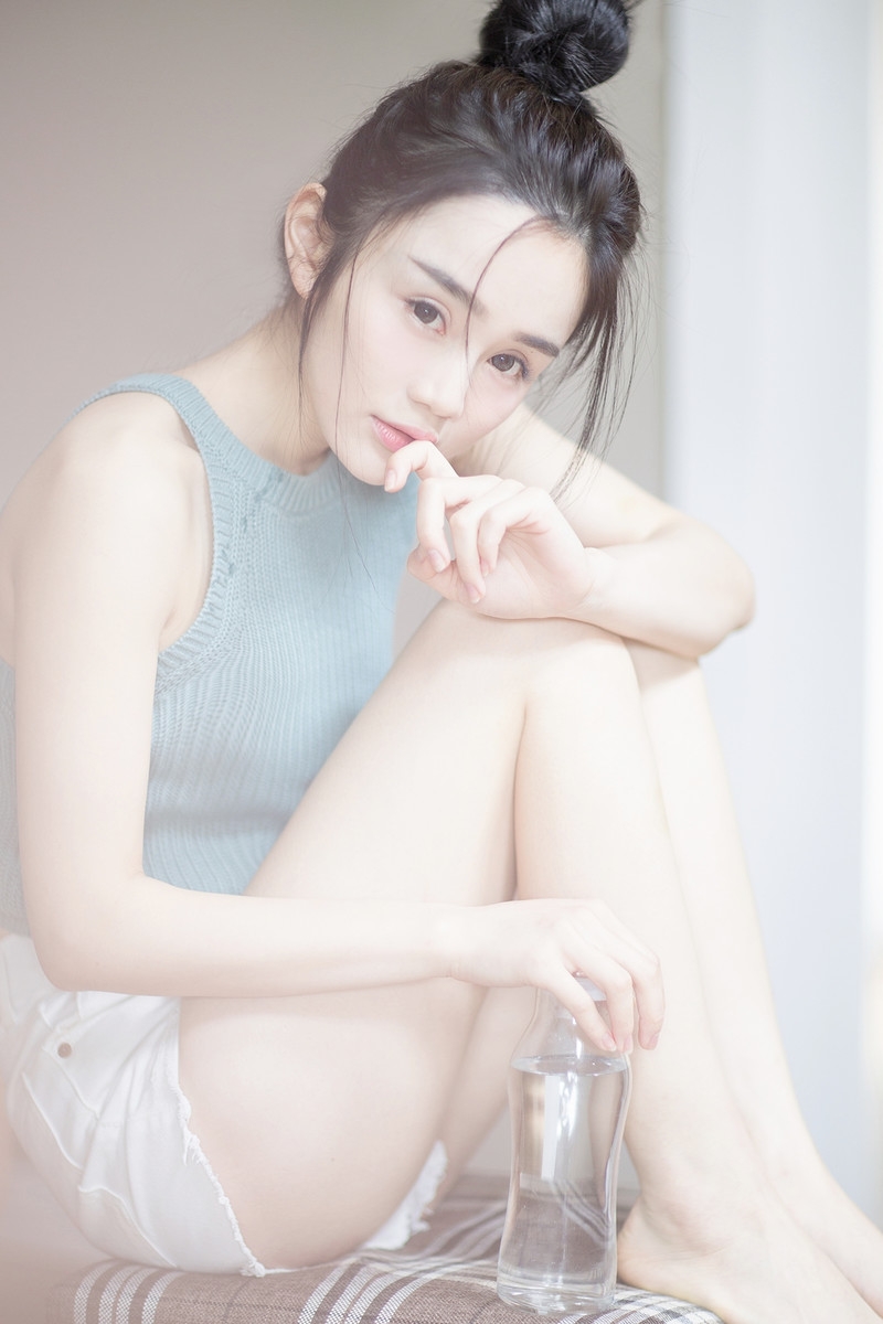 丸子头美女光滑牛奶肌私房写真  第8张
