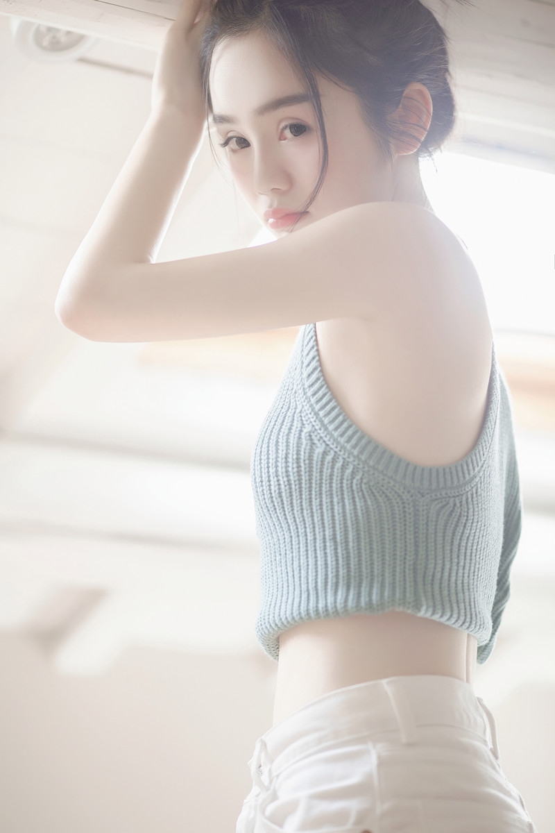 丸子头美女光滑牛奶肌私房写真  第9张