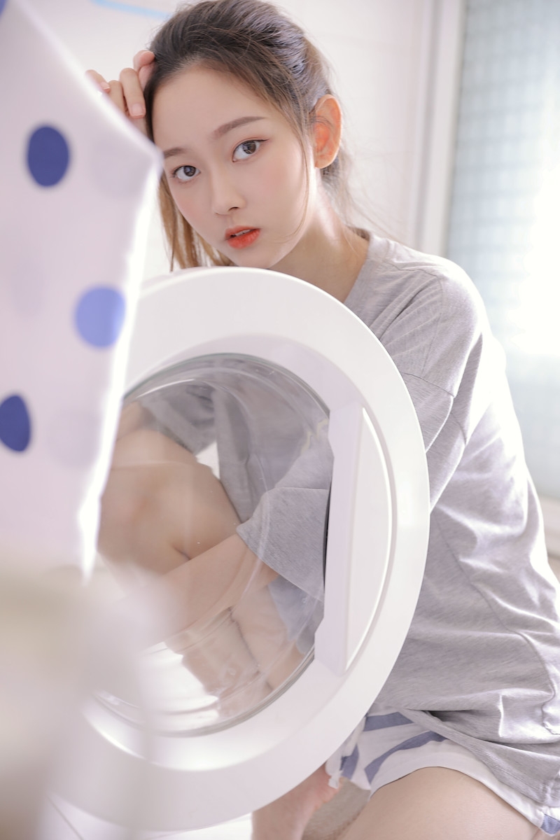 单马尾美女白皙大长腿居家写真  第1张