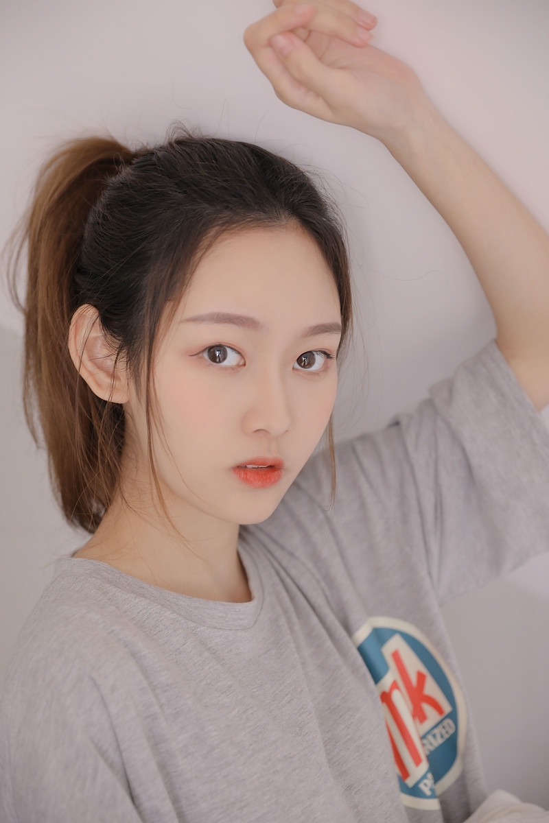 单马尾美女白皙大长腿居家写真  第3张