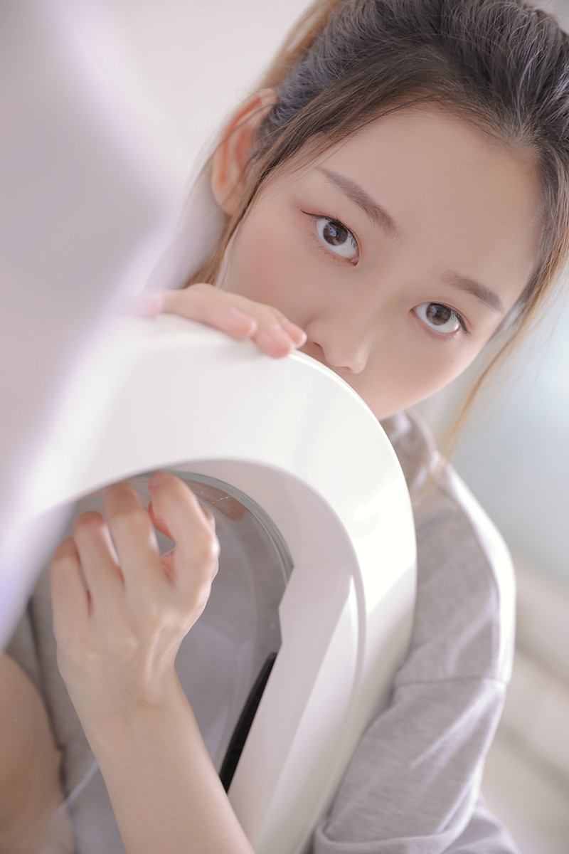 单马尾美女白皙大长腿居家写真  第5张