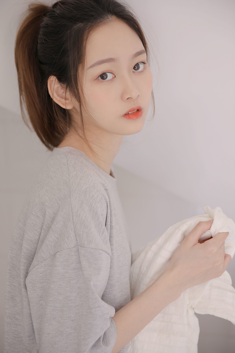 单马尾美女白皙大长腿居家写真  第6张
