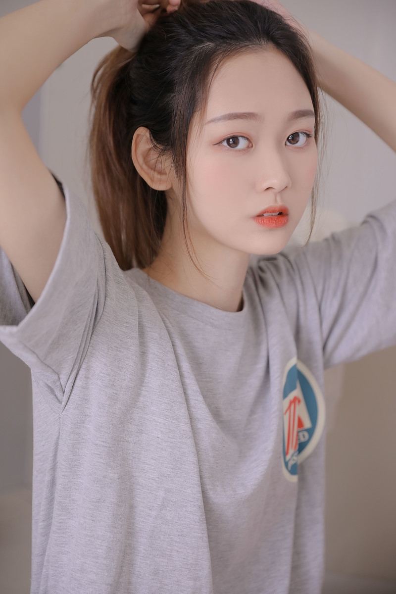 单马尾美女白皙大长腿居家写真  第9张