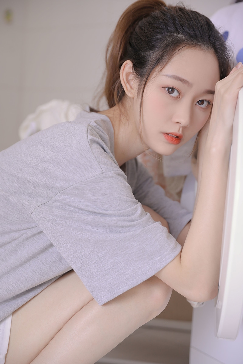 单马尾美女白皙大长腿居家写真  第10张