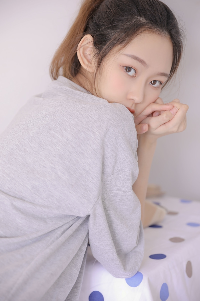 单马尾美女白皙大长腿居家写真  第12张
