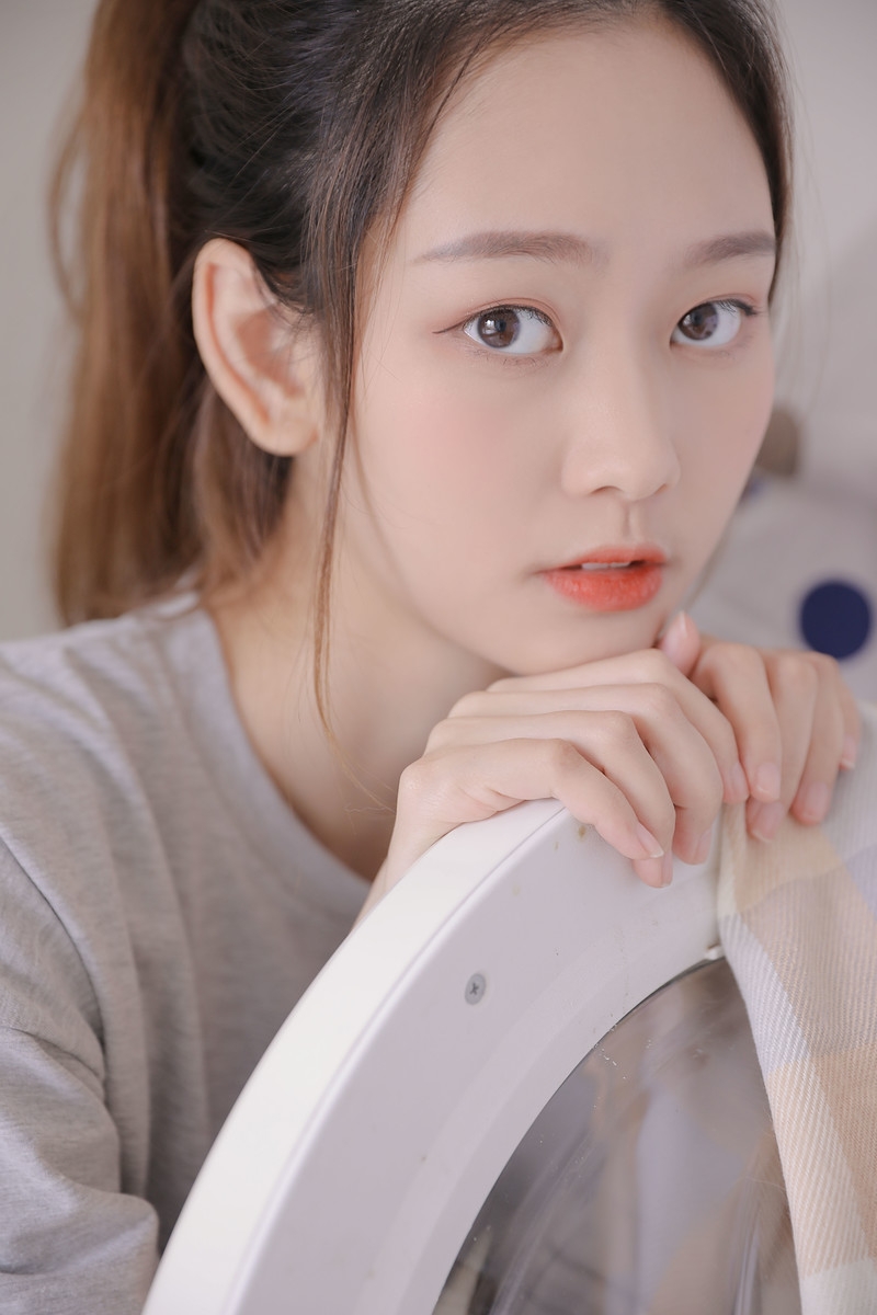 单马尾美女白皙大长腿居家写真  第13张