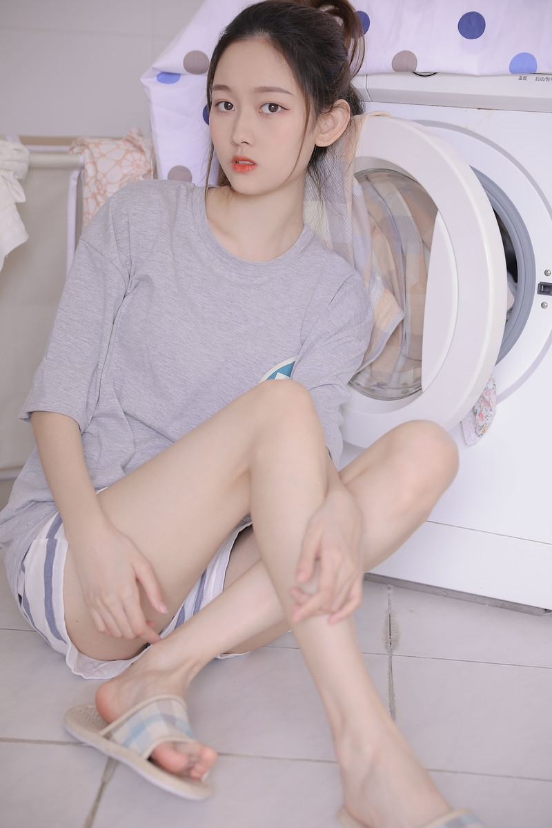 单马尾美女白皙大长腿居家写真  第14张