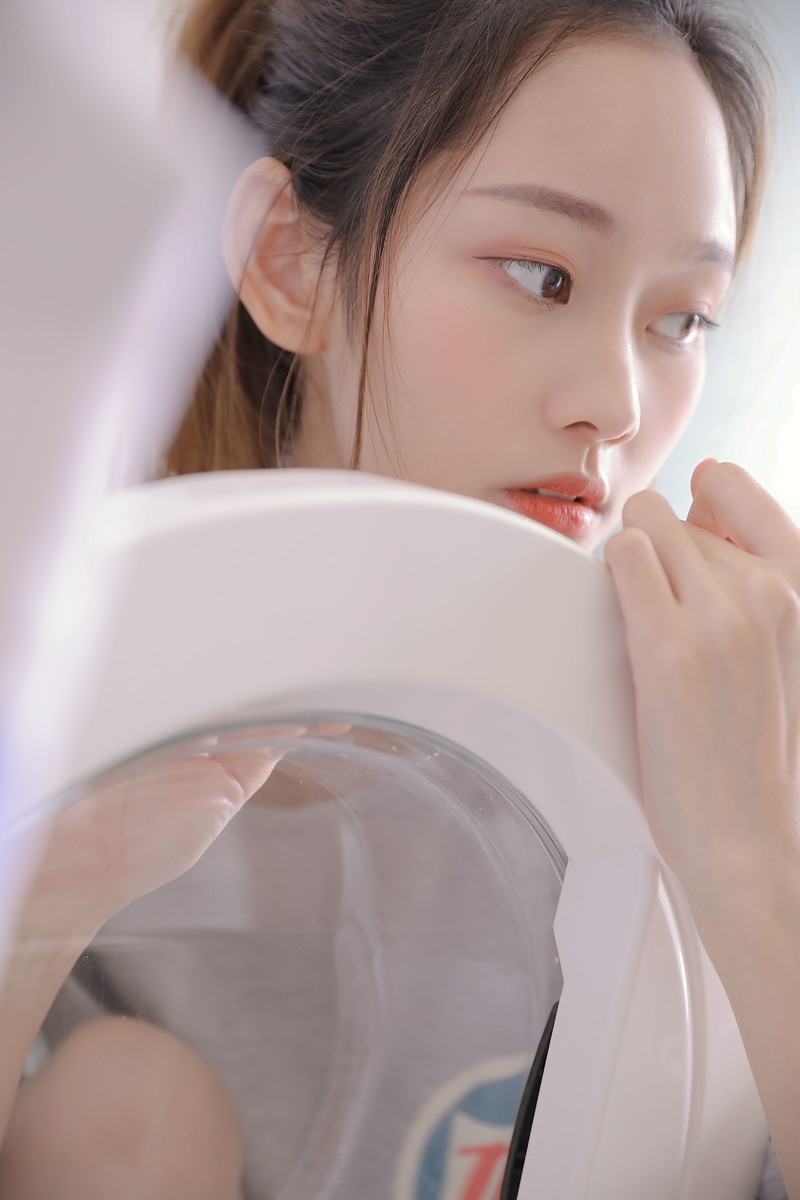 单马尾美女白皙大长腿居家写真  第15张