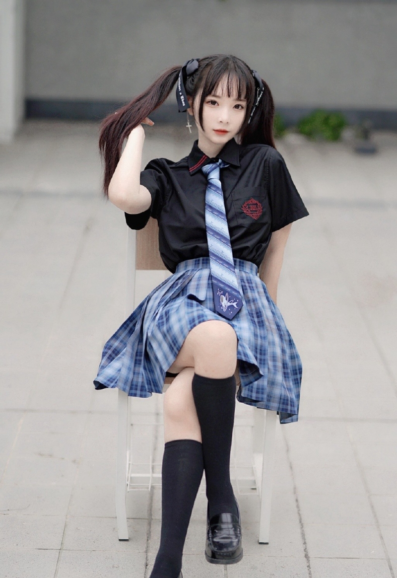 双马尾少女jk制服短裙街拍写真  第1张