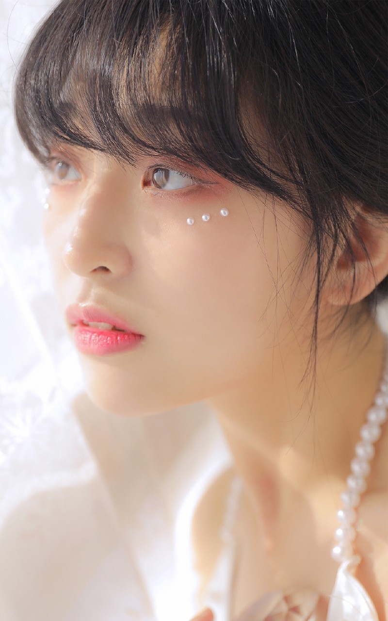 齐刘海萌妹子香肩美背居家写真  第1张