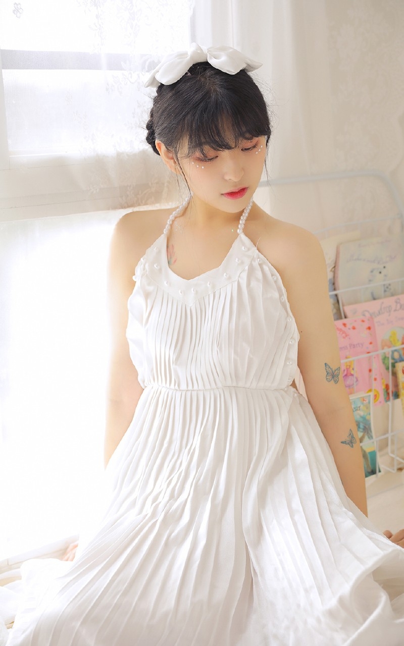 齐刘海萌妹子香肩美背居家写真  第2张