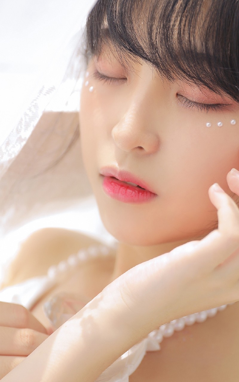 齐刘海萌妹子香肩美背居家写真  第3张