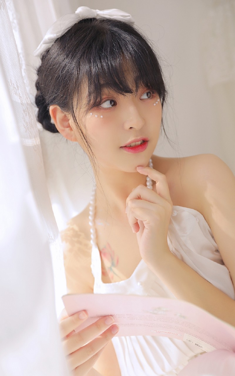 齐刘海萌妹子香肩美背居家写真  第4张