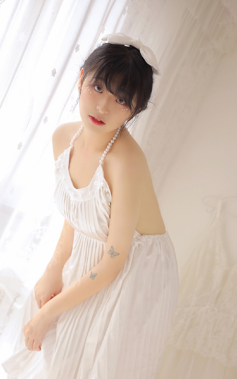 齐刘海萌妹子香肩美背居家写真  第5张