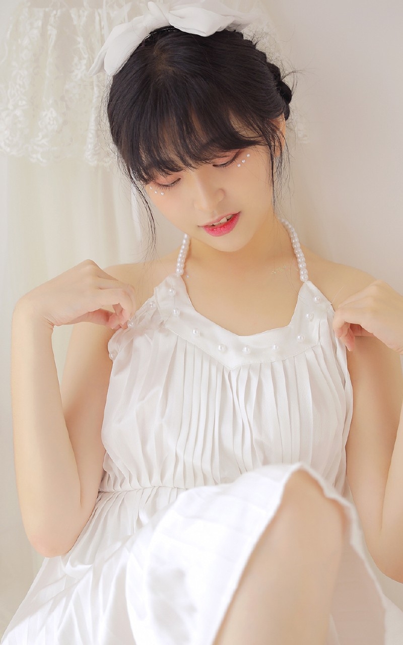 齐刘海萌妹子香肩美背居家写真  第6张