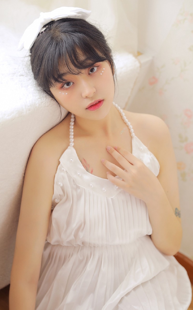 齐刘海萌妹子香肩美背居家写真  第7张