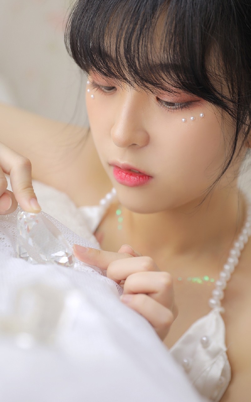 齐刘海萌妹子香肩美背居家写真  第8张
