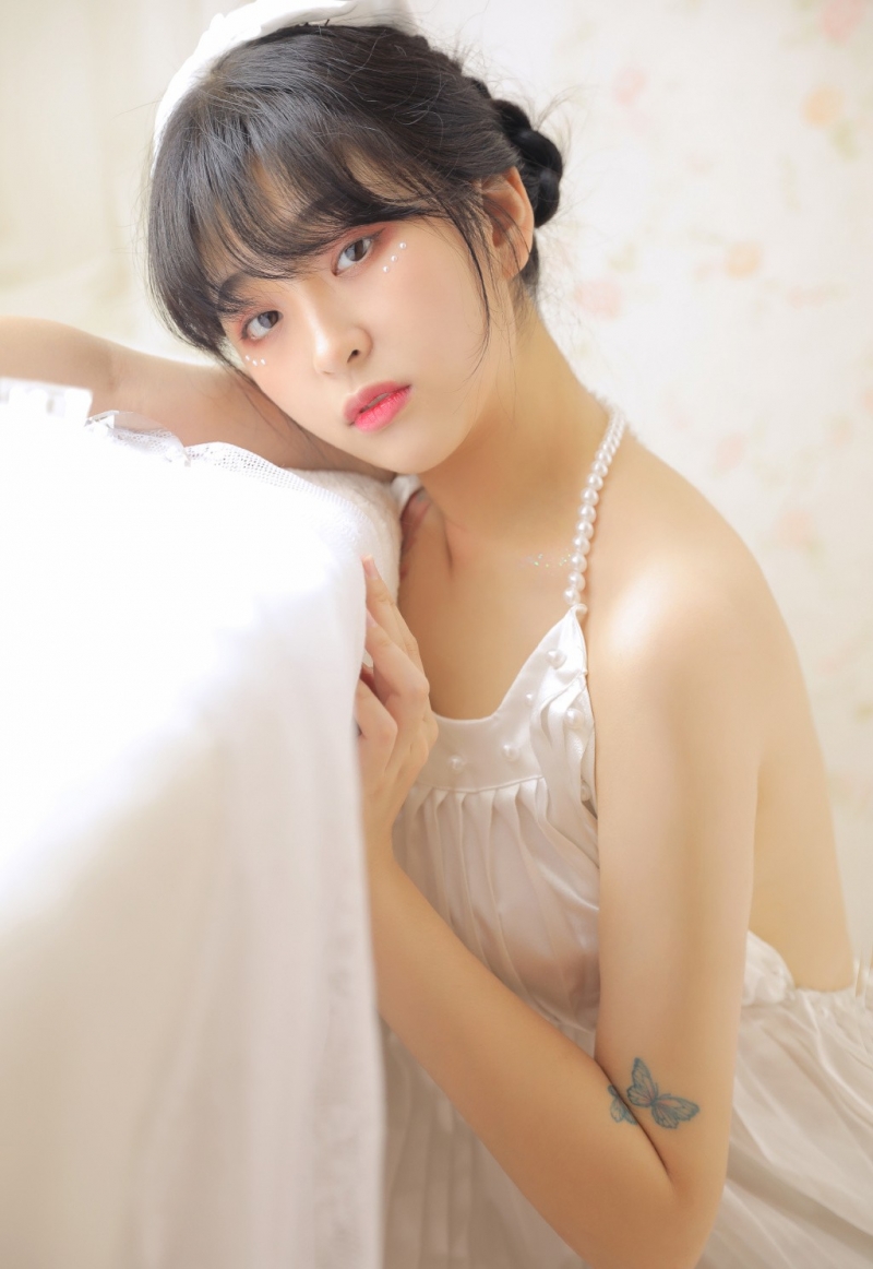 齐刘海萌妹子香肩美背居家写真  第9张