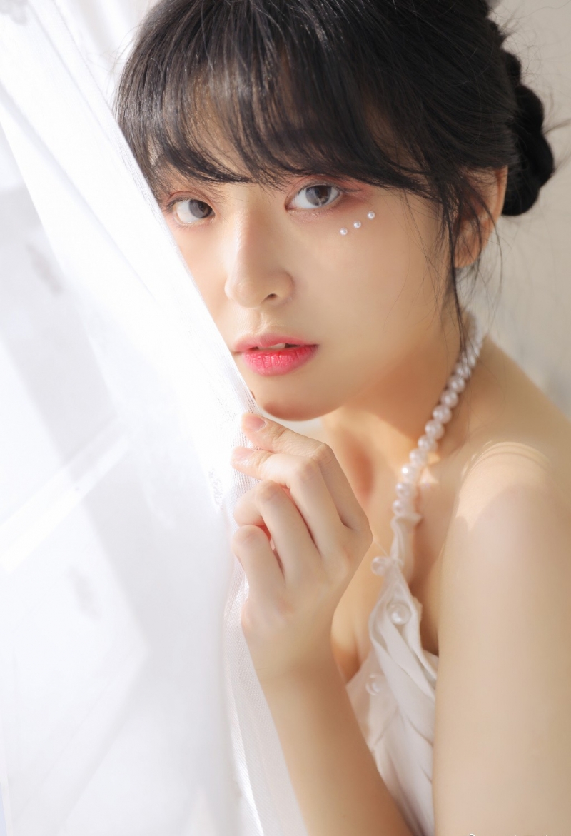 齐刘海萌妹子香肩美背居家写真  第10张