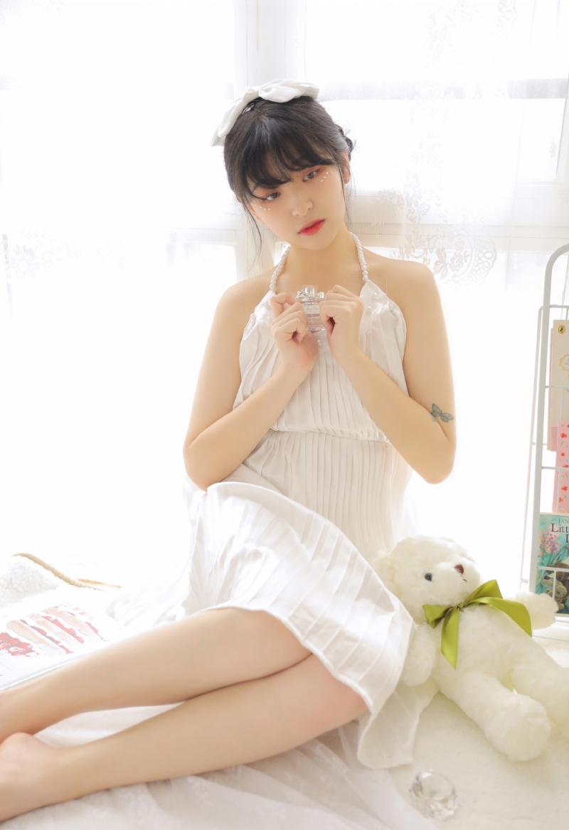 齐刘海萌妹子香肩美背居家写真  第11张