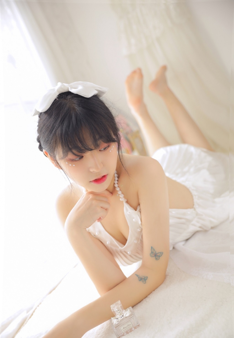 齐刘海萌妹子香肩美背居家写真  第12张