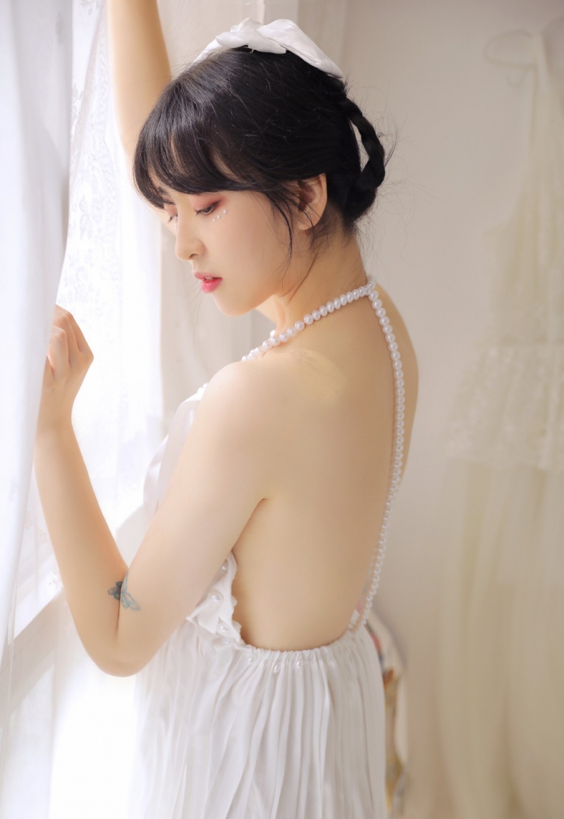 齐刘海萌妹子香肩美背居家写真  第13张