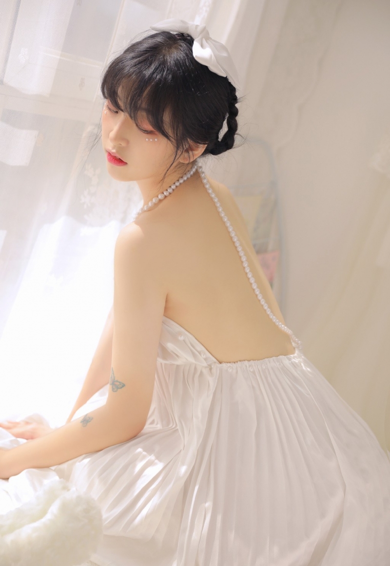 齐刘海萌妹子香肩美背居家写真  第14张
