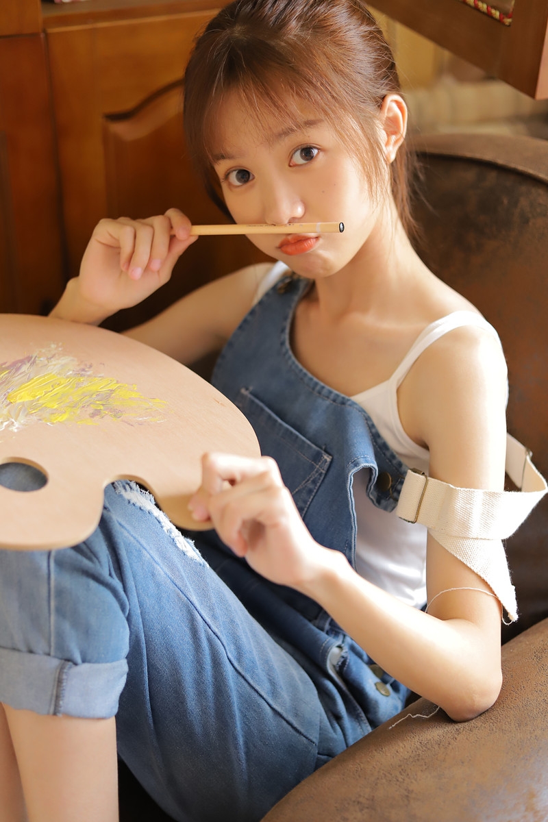 丸子头美女牛仔背带裤私房写真  第1张