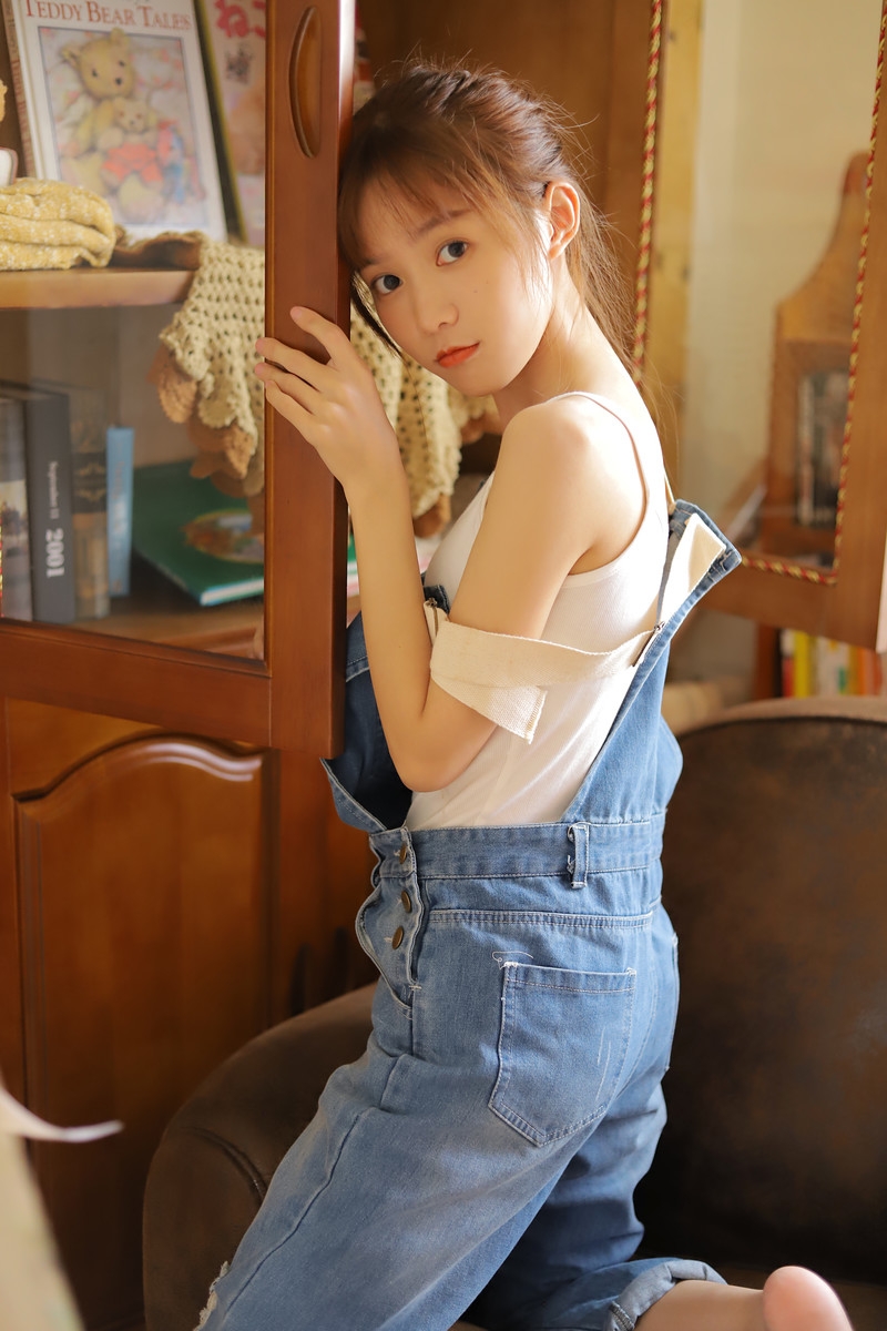 丸子头美女牛仔背带裤私房写真  第5张