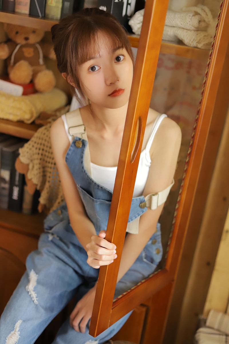 丸子头美女牛仔背带裤私房写真  第7张