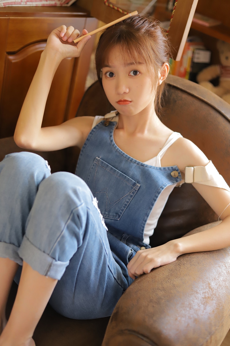 丸子头美女牛仔背带裤私房写真  第9张