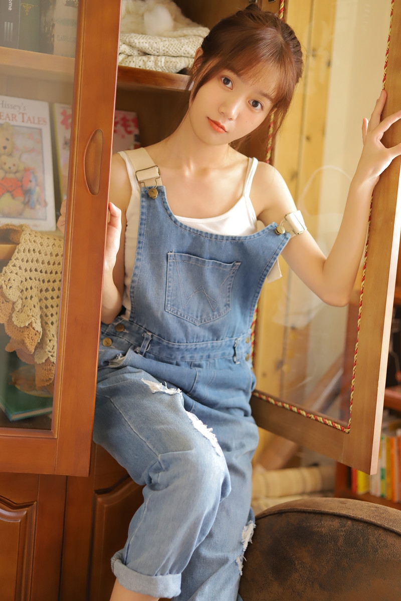 丸子头美女牛仔背带裤私房写真  第10张