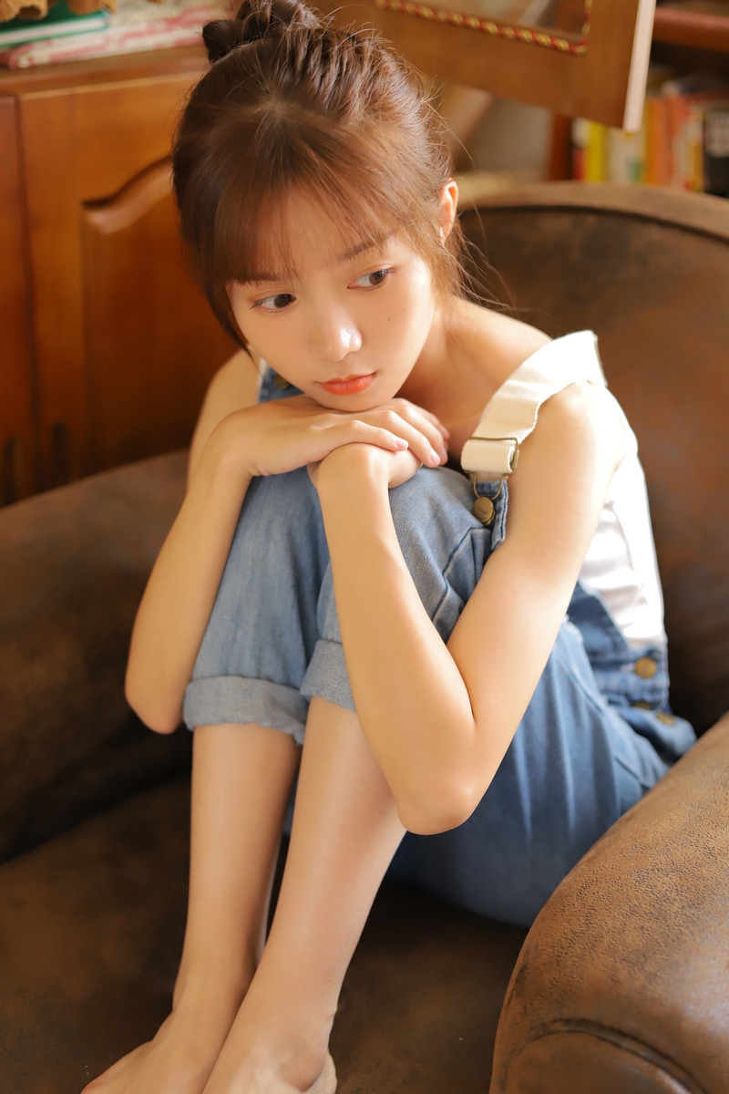 丸子头美女牛仔背带裤私房写真  第12张