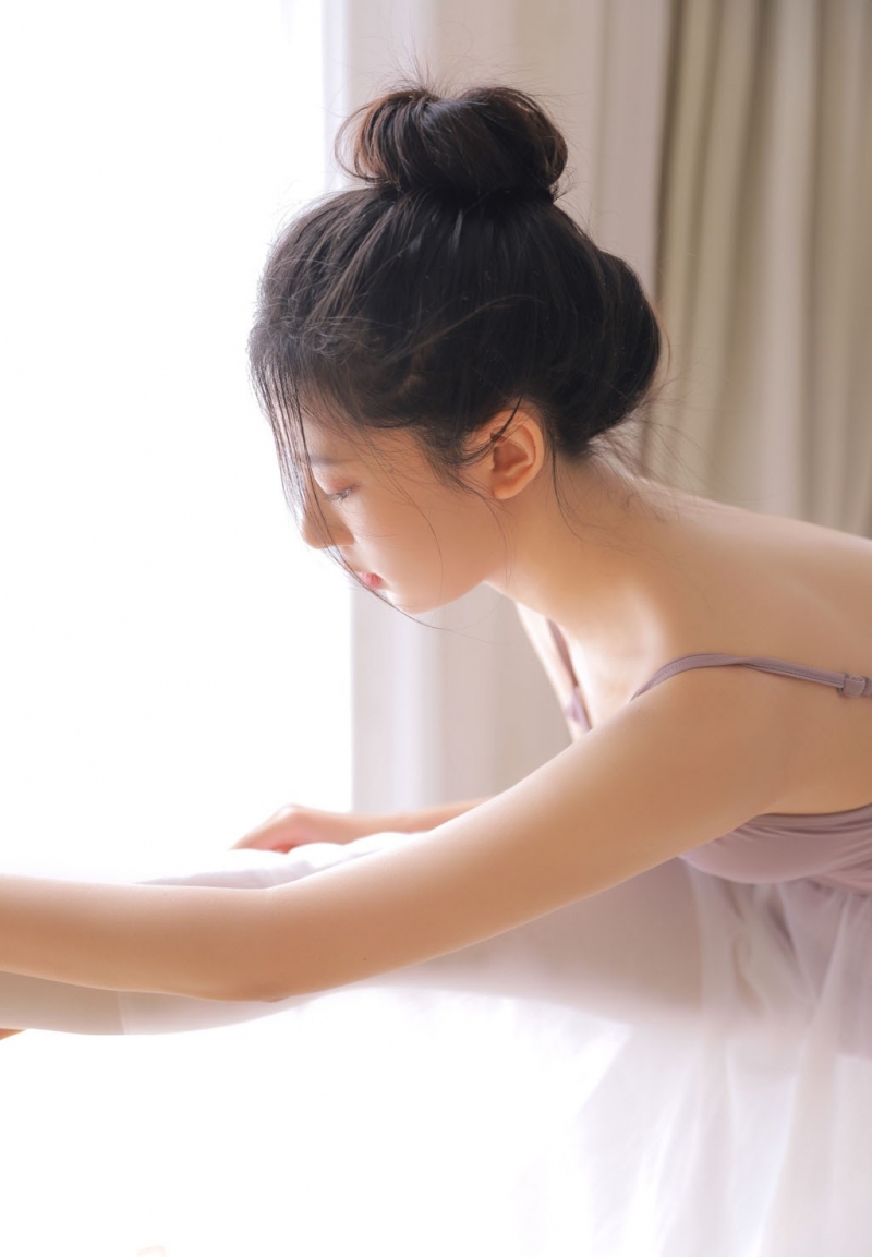 芭蕾舞小姐姐香肩美背室内写真  第1张