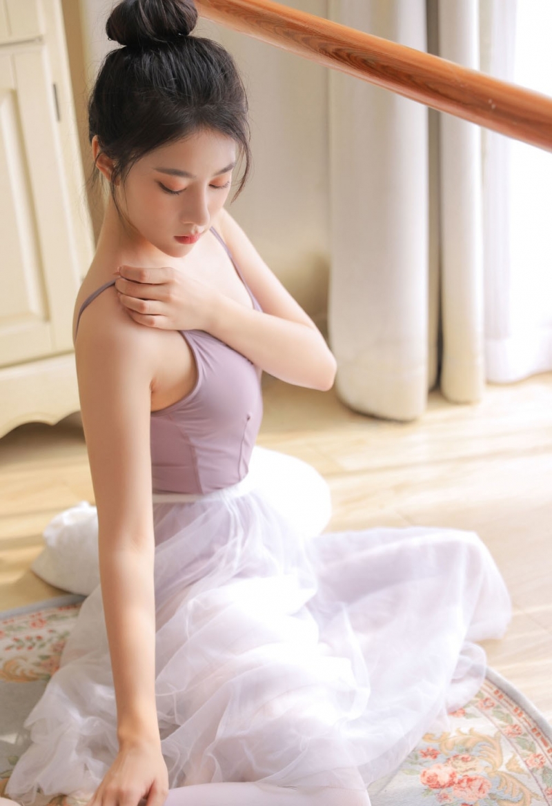 芭蕾舞小姐姐香肩美背室内写真  第2张