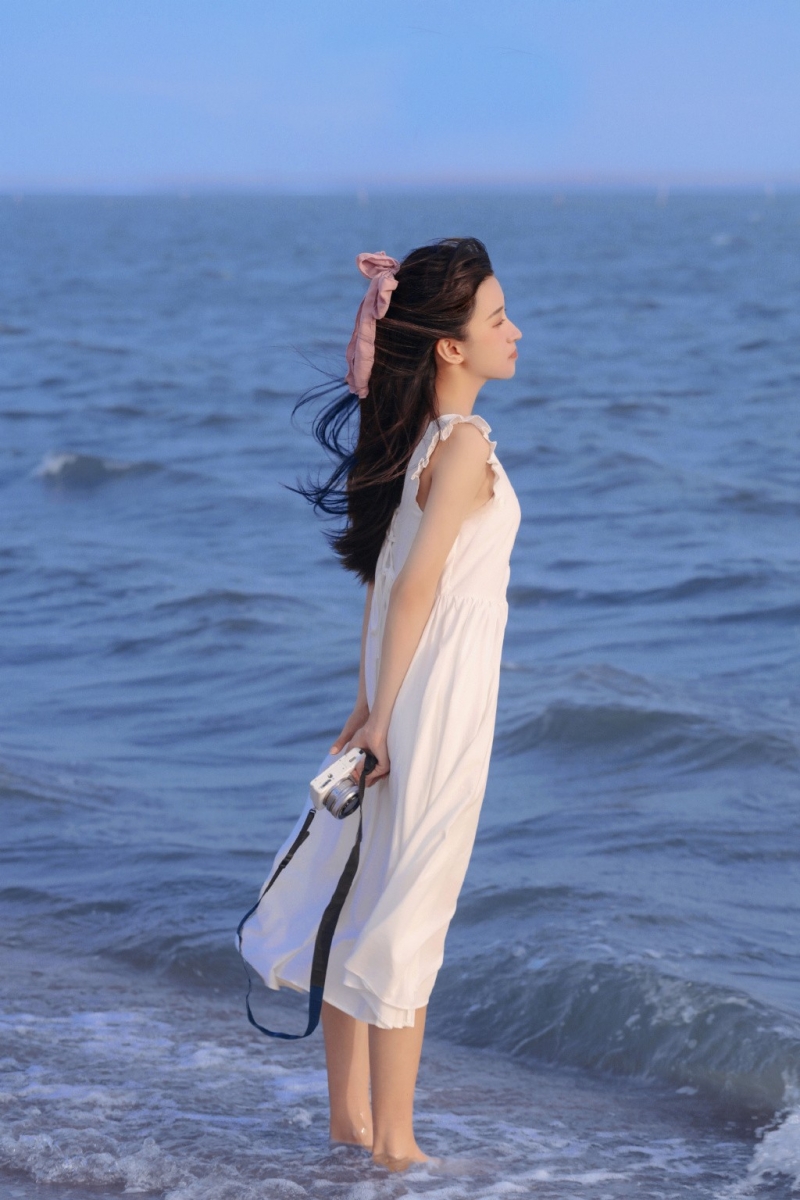 海边美女吊带白裙长发飘飘写真  第2张