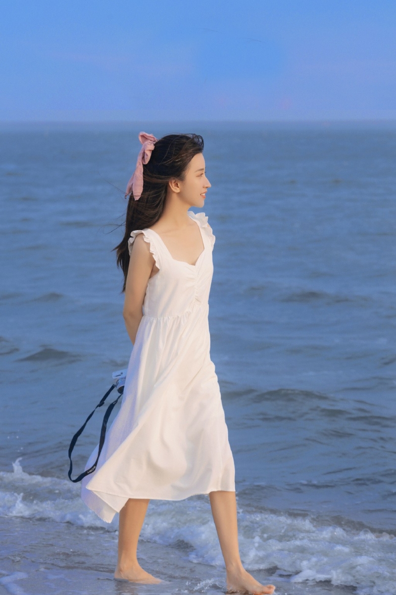海边美女吊带白裙长发飘飘写真  第4张